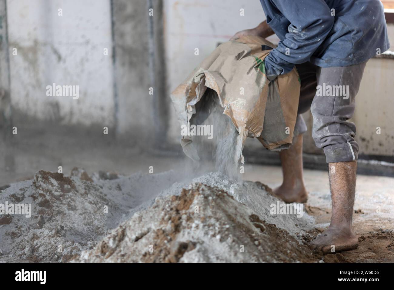 Costruzione non sicura dei lavoratori migranti Myanmar mentre versano soletta di cemento in cantiere , Thailandia. Foto Stock