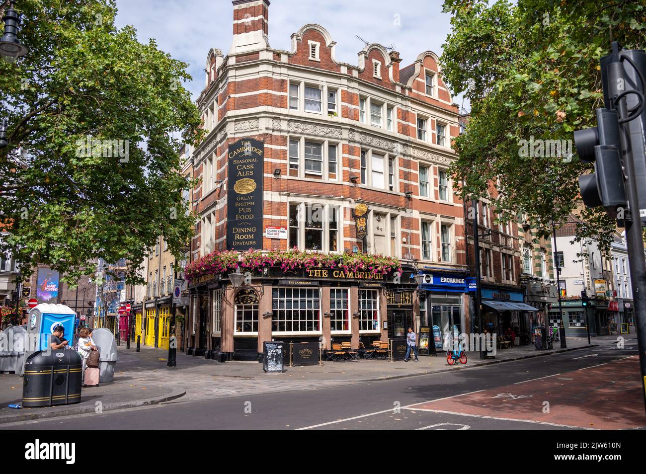 Londra, Regno Unito - 22 agosto: The Cambridge, un pub tradizionale di carattere unico vicino al Palace Theatre su Charing Cross Road, West End, Londra. Foto Stock