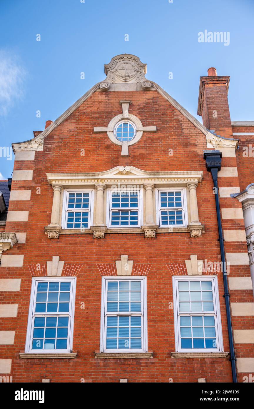 Tradizionale architettura in mattoni di edifici a Londra, la grande capitale del Regno Unito. Foto Stock