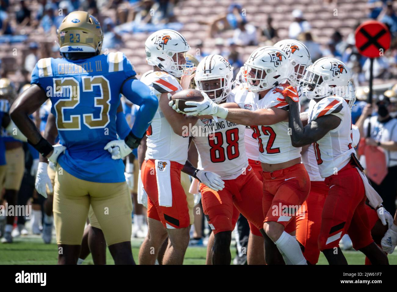 La safety dei bowling Green Falcons Patrick Day (32) recupera il football durante una partita di NCAA Football contro gli UCLA Bruins. I Bruins sconfissero i Falcons 45-17 sabato 3 settembre 2022 a Pasadena, California (ed Ruvalcaba/Image of Sport) Foto Stock