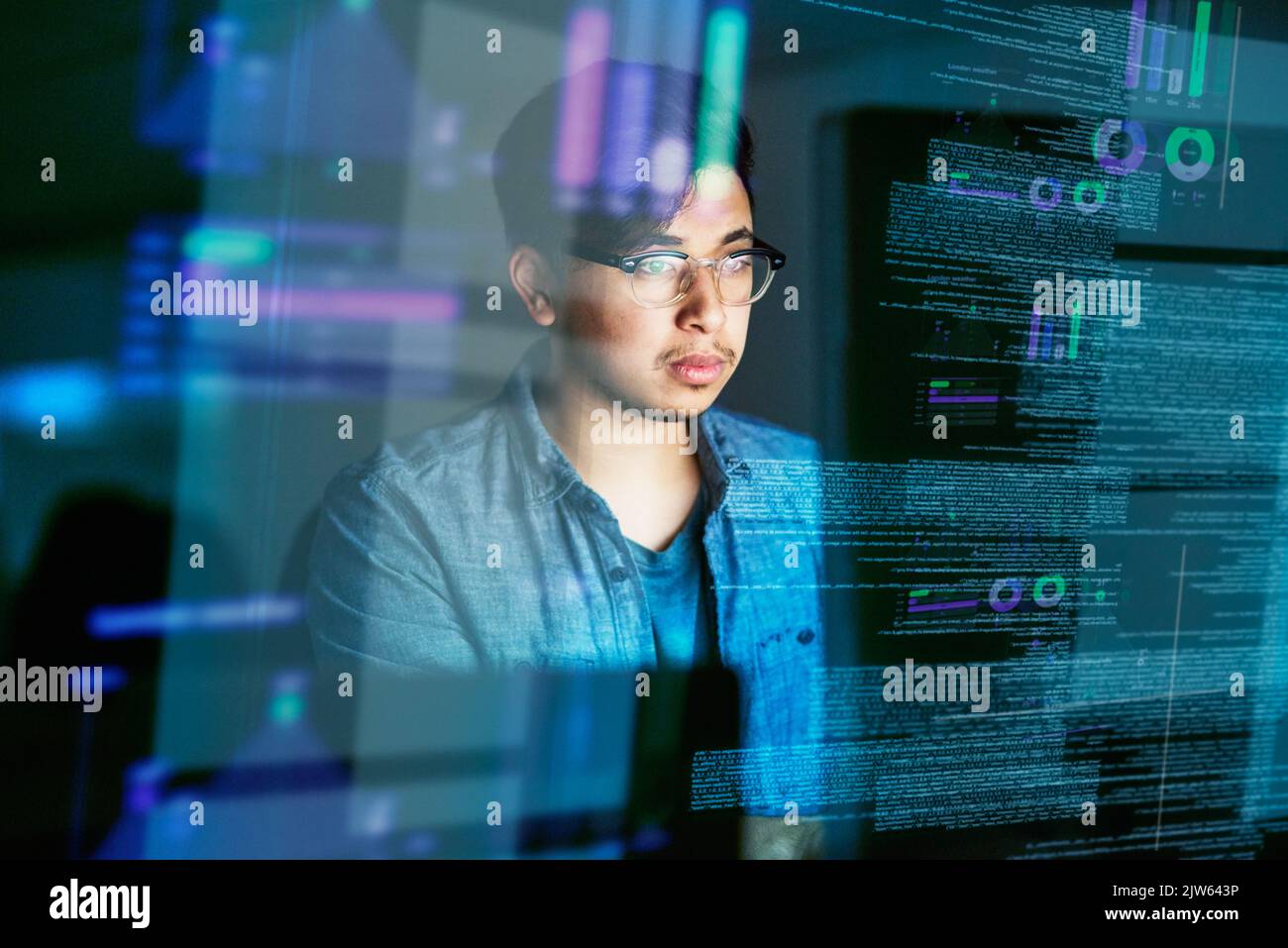 HES un programmatore dotato. Un giovane programmatore di computer che guarda attraverso i dati. Foto Stock