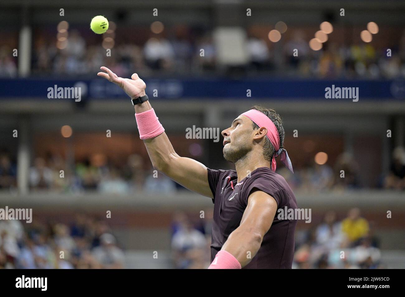 New York, Stati Uniti. 03rd Set, 2022. Rafael Nadal, di Spagna, serve a Richard Gasquet, di Francia, durante il terzo round dei campionati di tennis degli Stati Uniti aperti all'interno dello stadio Arthur Ashe presso l'USTA Billie Jean King National Tennis Center di Flushing Meadows Corona Park New York, 3 settembre 2022. (Foto di Anthony Behar/Sipa USA) Credit: Sipa USA/Alamy Live News Foto Stock