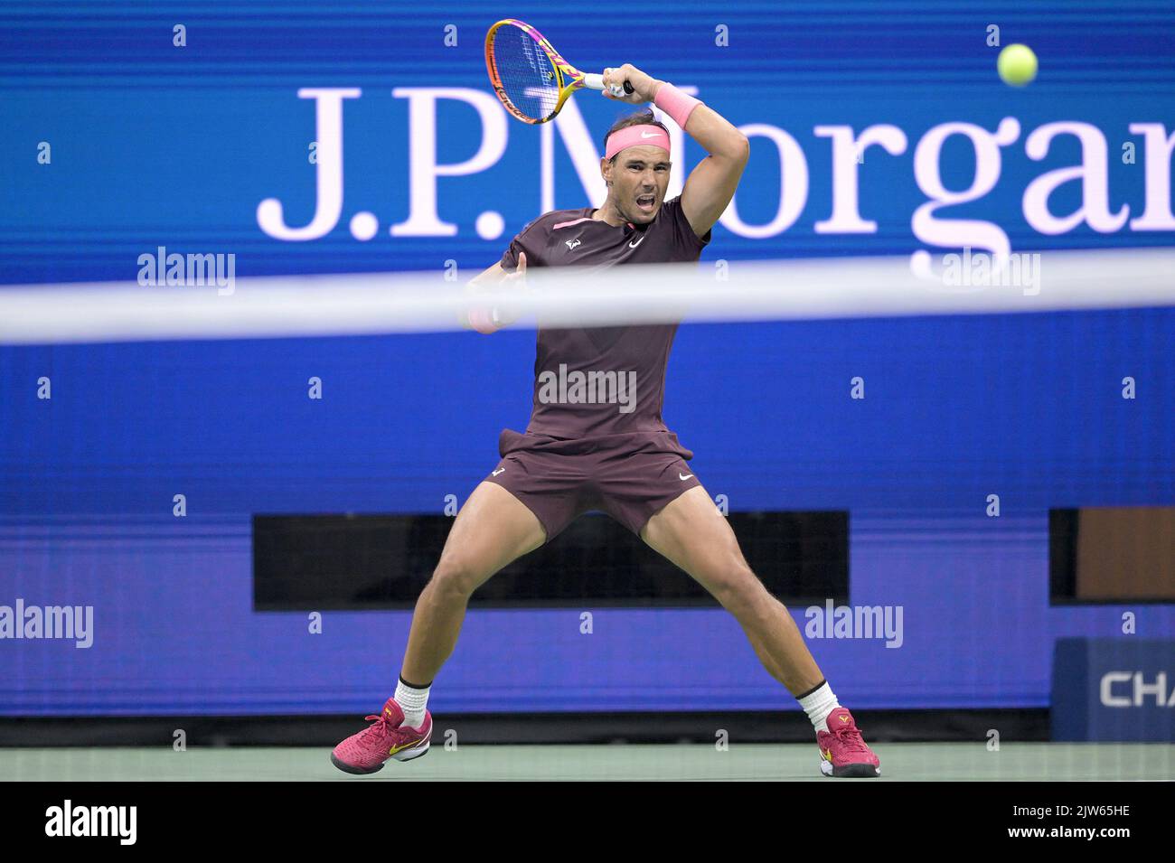 New York, Stati Uniti. 03rd Set, 2022. Rafael Nadal, di Spagna, ritorna un colpo a Richard Gasquet, di Francia, durante il terzo round dei campionati di tennis degli Stati Uniti Open all'interno dello stadio Arthur Ashe presso l'USTA Billie Jean King National Tennis Center di Flushing Meadows Corona Park New York, 3 settembre 2022. (Foto di Anthony Behar/Sipa USA) Credit: Sipa USA/Alamy Live News Foto Stock