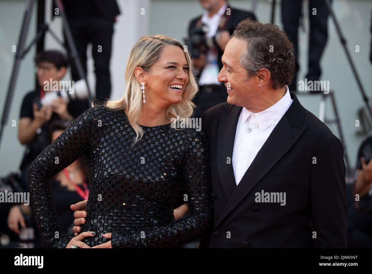 Claudio Santamaria e sua moglie Francesca barra arrivano il 3 settembre 2022 per la proiezione del film 'Argentina, 1985' presentato al concorso Venezia 79 durante il 79th° Festival Internazionale del Cinema di Venezia al Lido di Venezia a Venezia. ©Photo: Cinzia Camela. Foto Stock