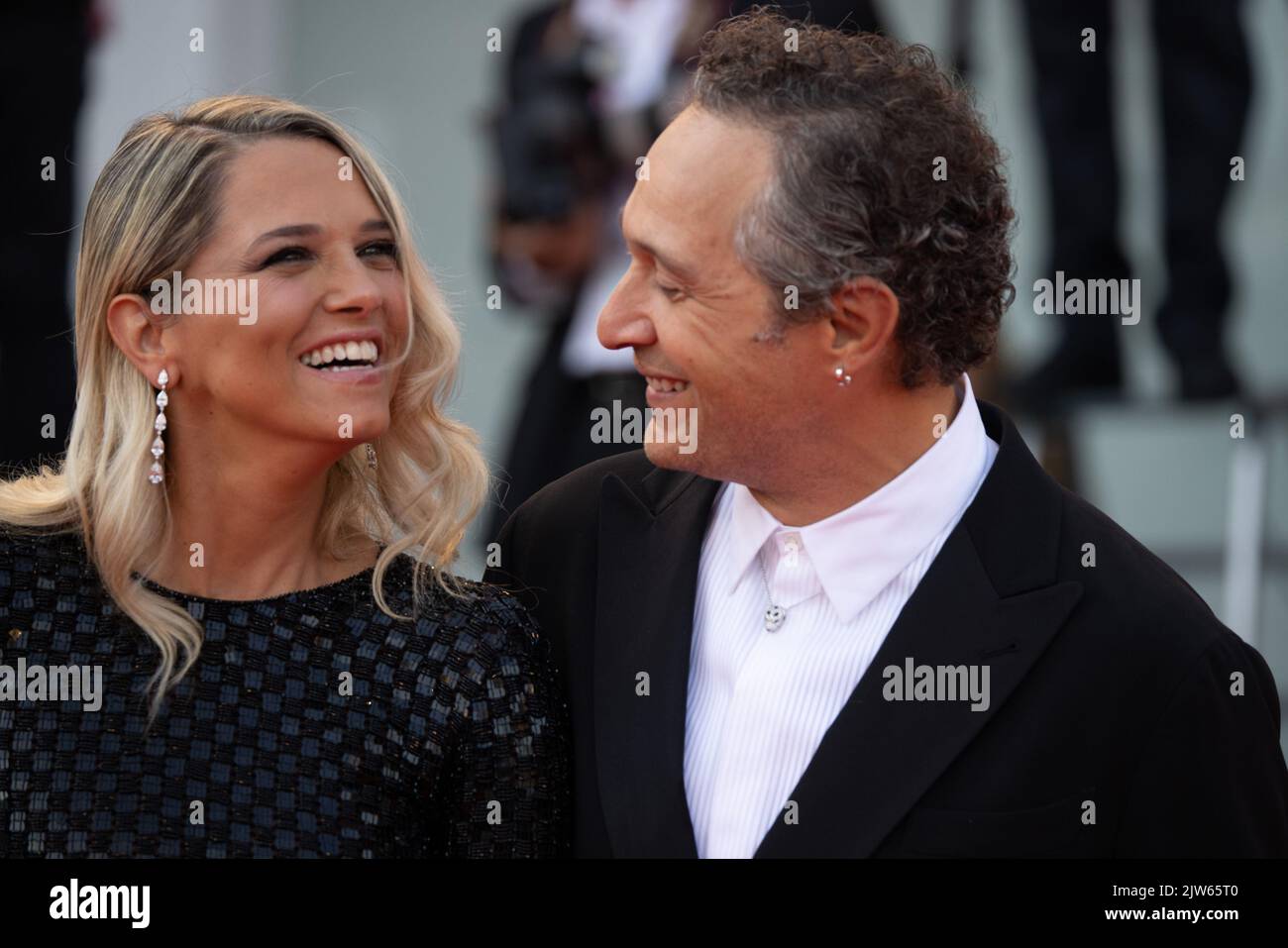 Claudio Santamaria e sua moglie Francesca barra arrivano il 3 settembre 2022 per la proiezione del film 'Argentina, 1985' presentato al concorso Venezia 79 durante il 79th° Festival Internazionale del Cinema di Venezia al Lido di Venezia a Venezia. ©Photo: Cinzia Camela. Foto Stock