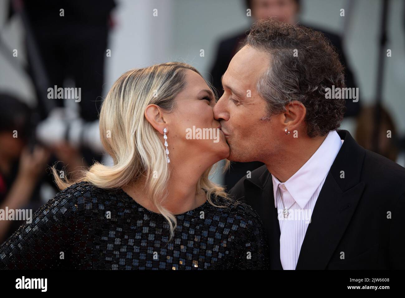 Claudio Santamaria e sua moglie Francesca barra arrivano il 3 settembre 2022 per la proiezione del film 'Argentina, 1985' presentato al concorso Venezia 79 durante il 79th° Festival Internazionale del Cinema di Venezia al Lido di Venezia a Venezia. ©Photo: Cinzia Camela. Foto Stock