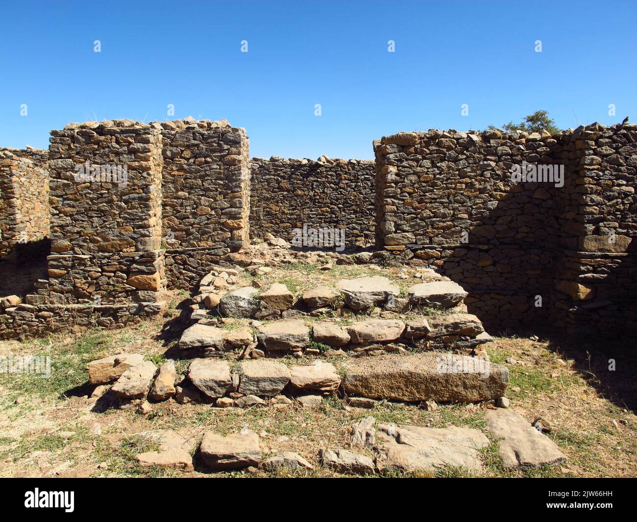 Rovine del palazzo nella città di Axum, Etiopia Foto Stock