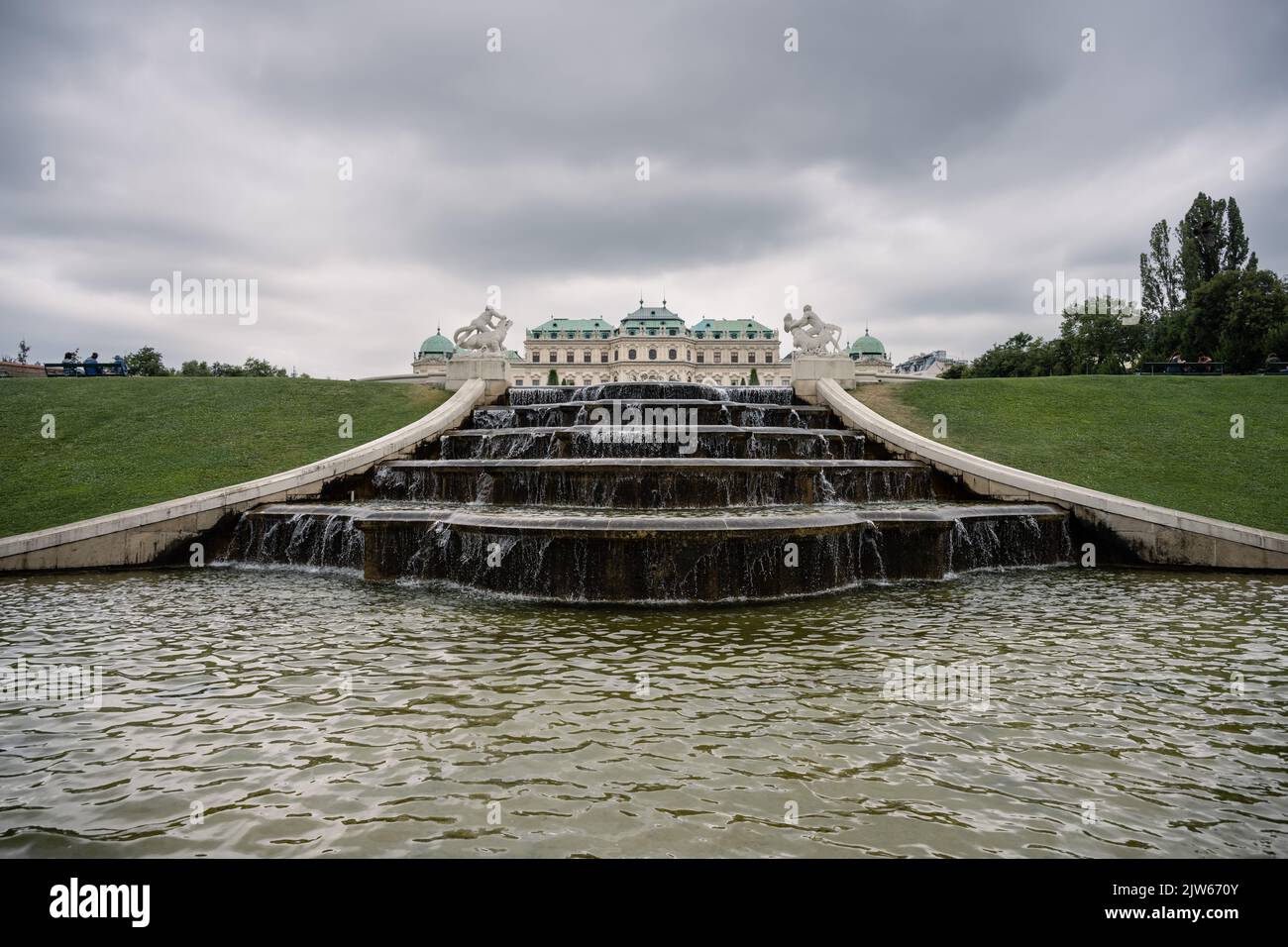 Fontana Cascade chiamata anche Kaskadenbrunnen presso i Giardini del Palazzo Belvedere, Vienna, Austria Foto Stock
