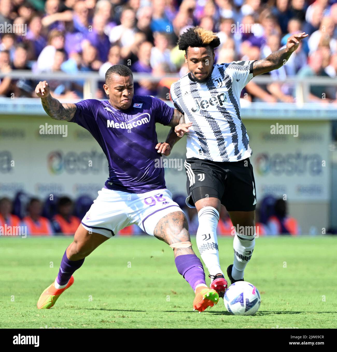 Firenze, Italia. 3rd Set, 2022. Igor (L) di Fiorentina vies con Weston Mckennie di Juventus durante la loro Serie A Football Match a Firenze, Italia, il 3 settembre 2022. Credit: Alberto Lingria/Xinhua/Alamy Live News Foto Stock