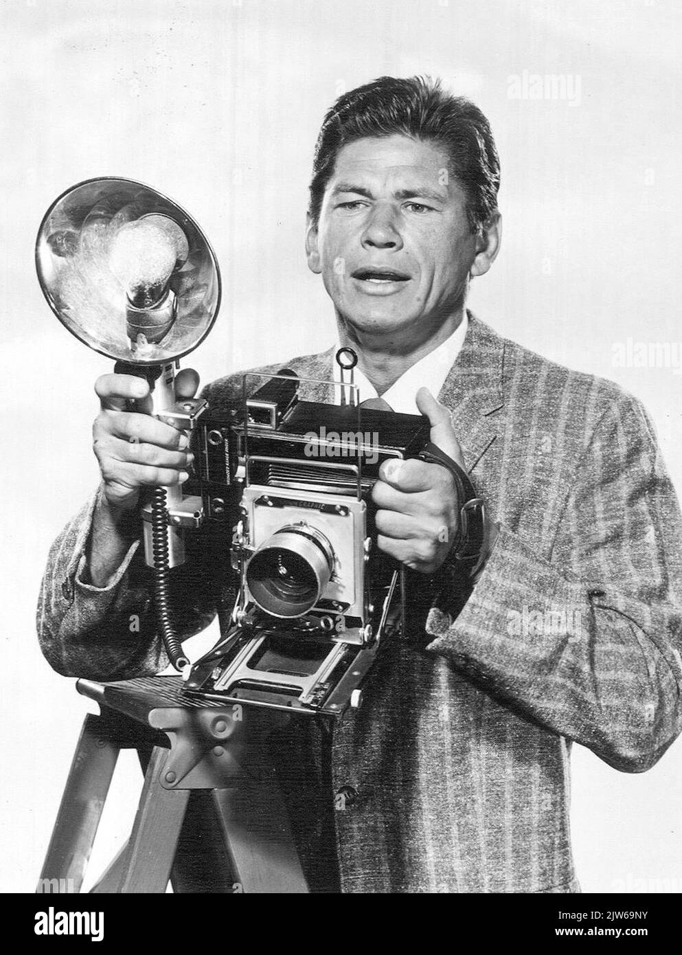 Man with a camera è un film drammatico televisivo statunitense con Charles Bronson nel ruolo di un veterano di guerra diventato fotografo e investigatore - 1959 Foto Stock