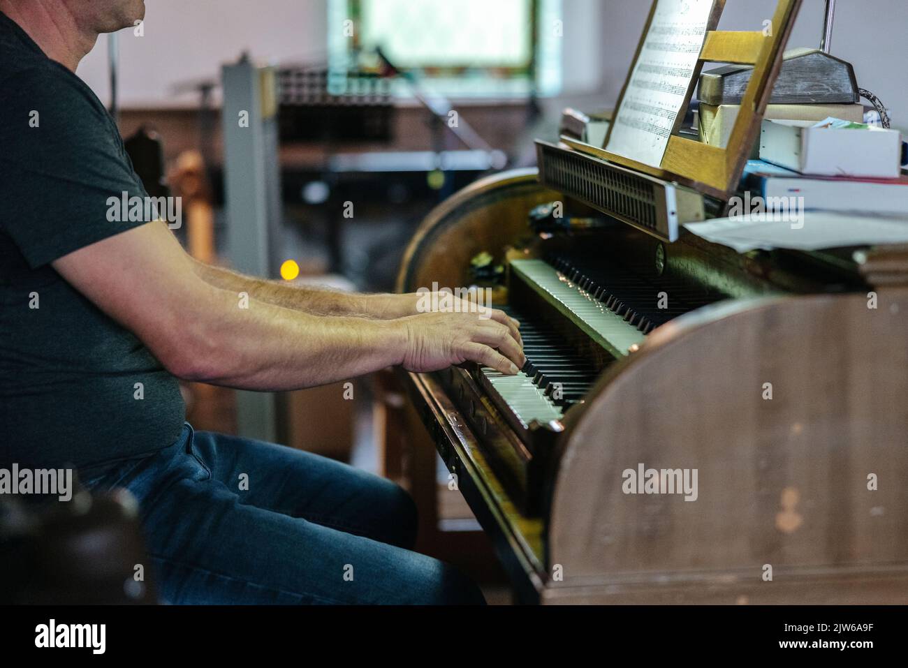 Mani di un giocatore di organo primo piano, suonando l'organo in una chiesa cattolica Foto Stock
