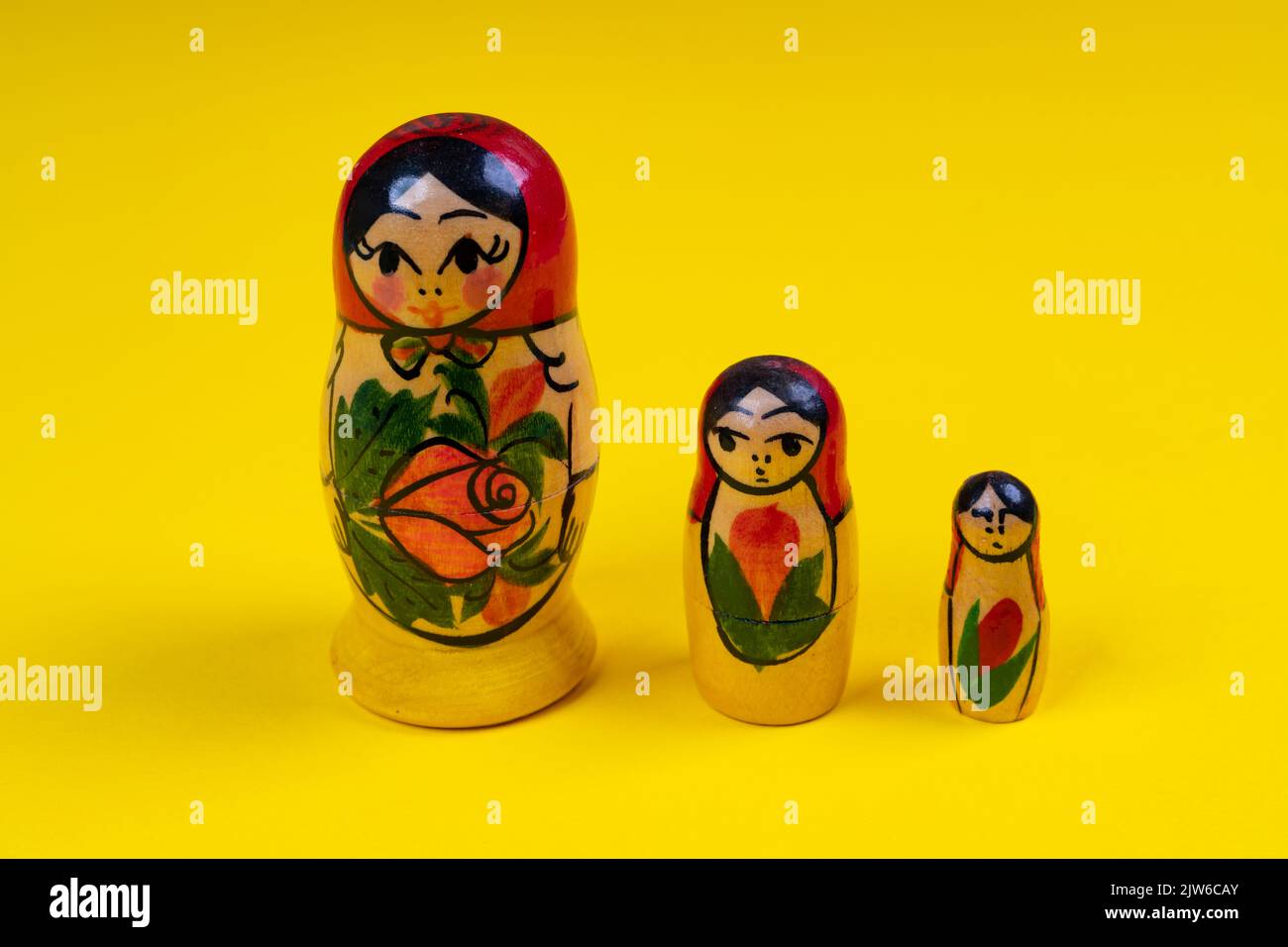le statuette matryoshka si aprono su una superficie gialla Foto Stock