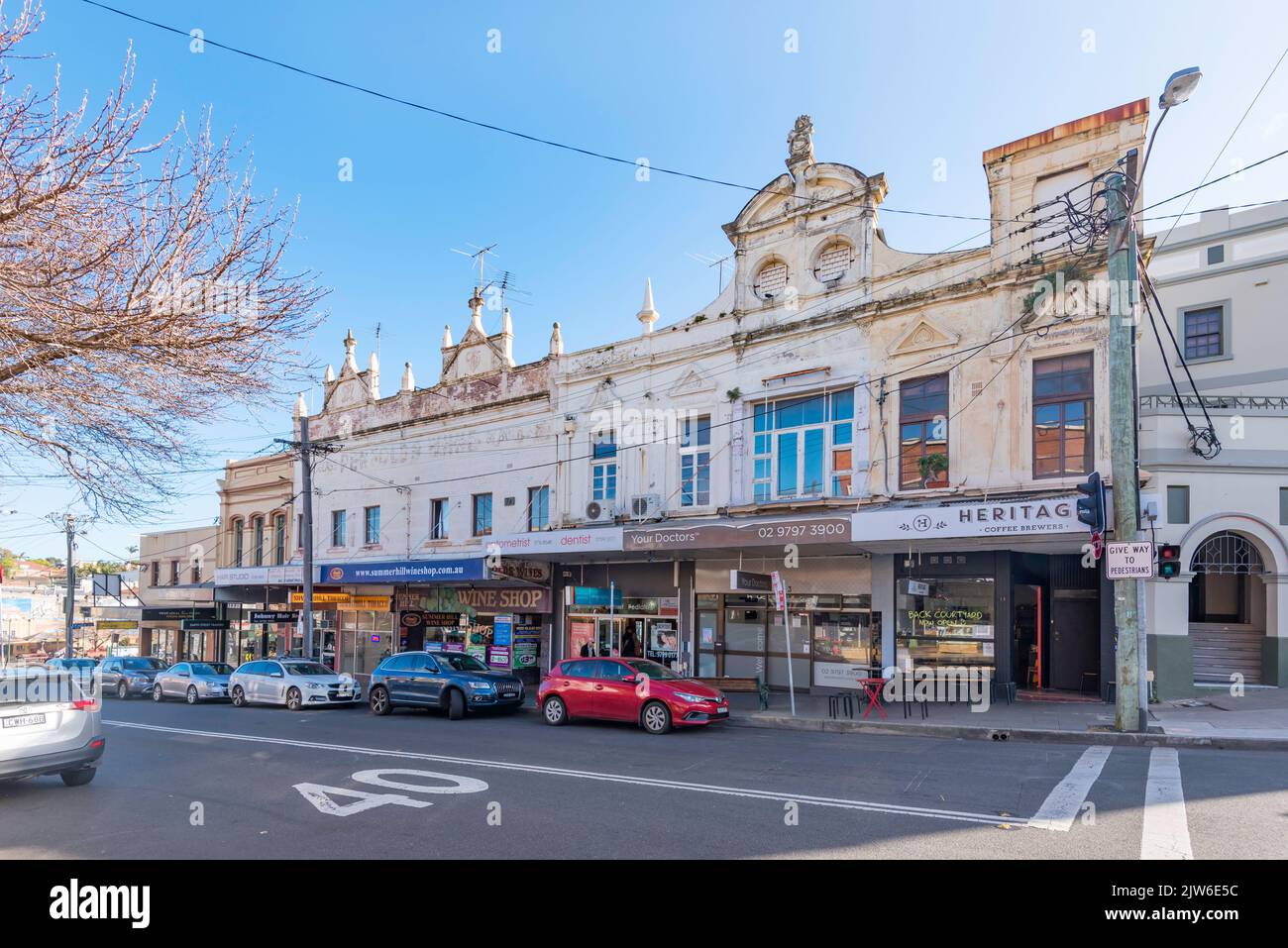 Edifici a due piani con negozi e uffici con parapetti decorati a Summer Hill, Sydney, Australia Foto Stock