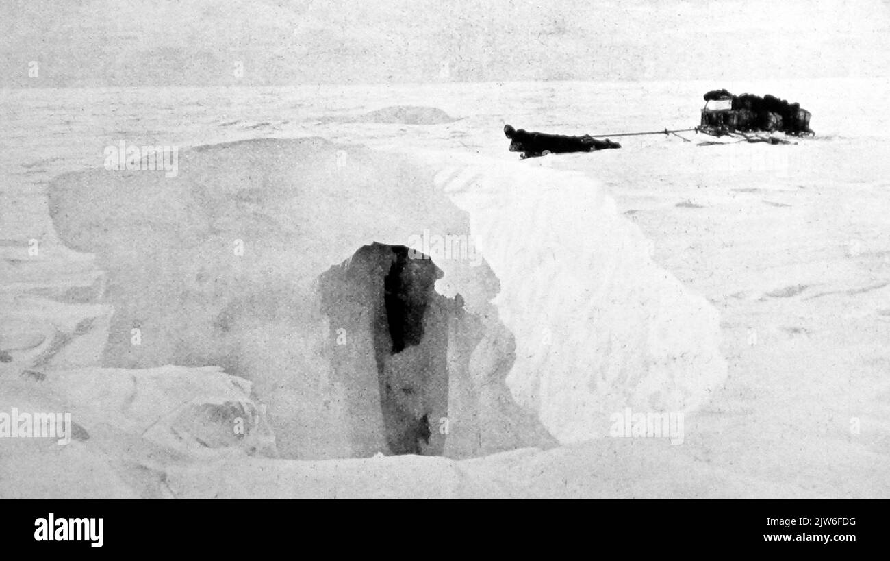 Sbirciando in un crepaccio, spedizione Australasiana Antartica 1911 - 1914 Foto Stock