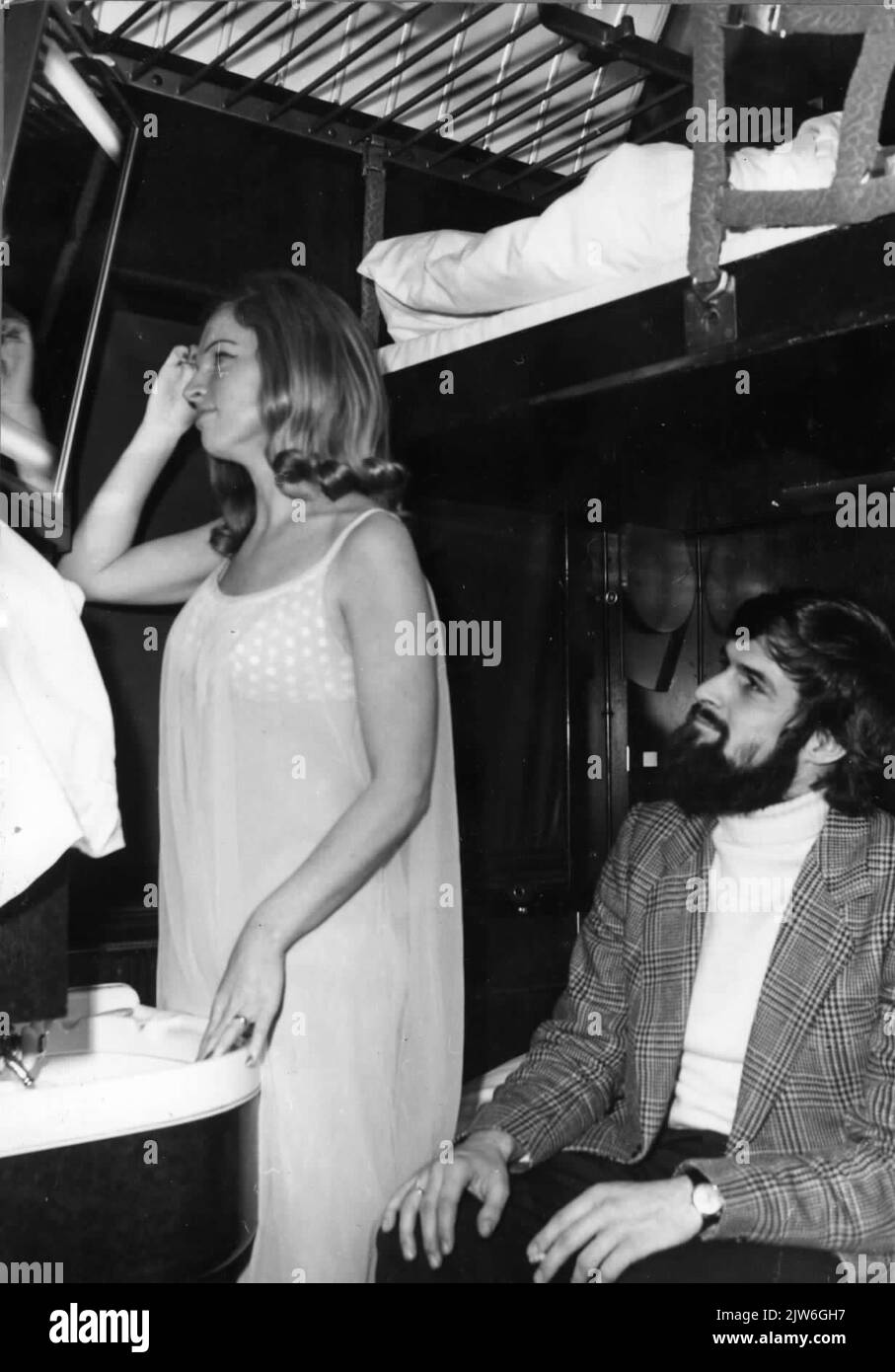 Immagine dei viaggiatori in una vettura da letto di vagoni-Lits (mostra treno '72) .n.b. Lo show train '72 è stato un'iniziativa di numerosi operatori ferroviari, come Bergland Express, Billows Centers, F.T.S., Hotel Plan, N.S. E vagoni-lits. Il treno era composto da vari veicoli da seduta/sdraiarsi, dormire e restaurare. Foto Stock