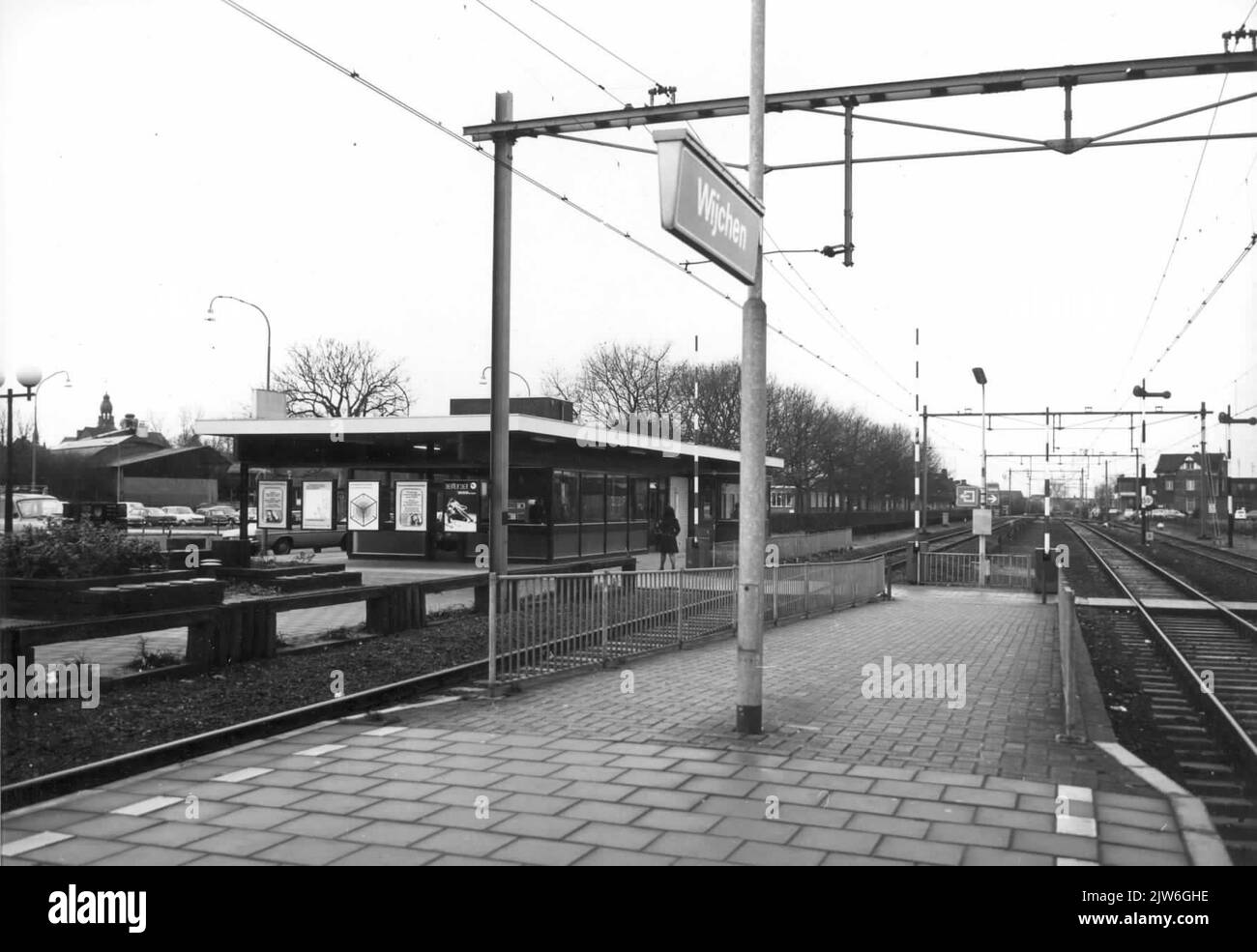 Vista della piattaforma e della strada alla stazione N.S. Wijchen a Wijchen. Foto Stock