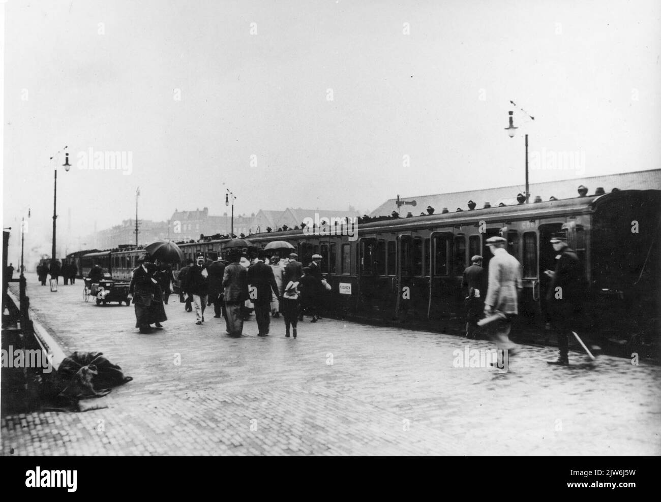 Immagine di un treno a vapore con carrozze della S.S. (Staatsspoorwegen) con destinazione Amsterdam W.P.- Vlissingen (via Utrecht) lungo la piattaforma della stazione di Amsterdam Weesperpoort ad Amsterdam. Foto Stock