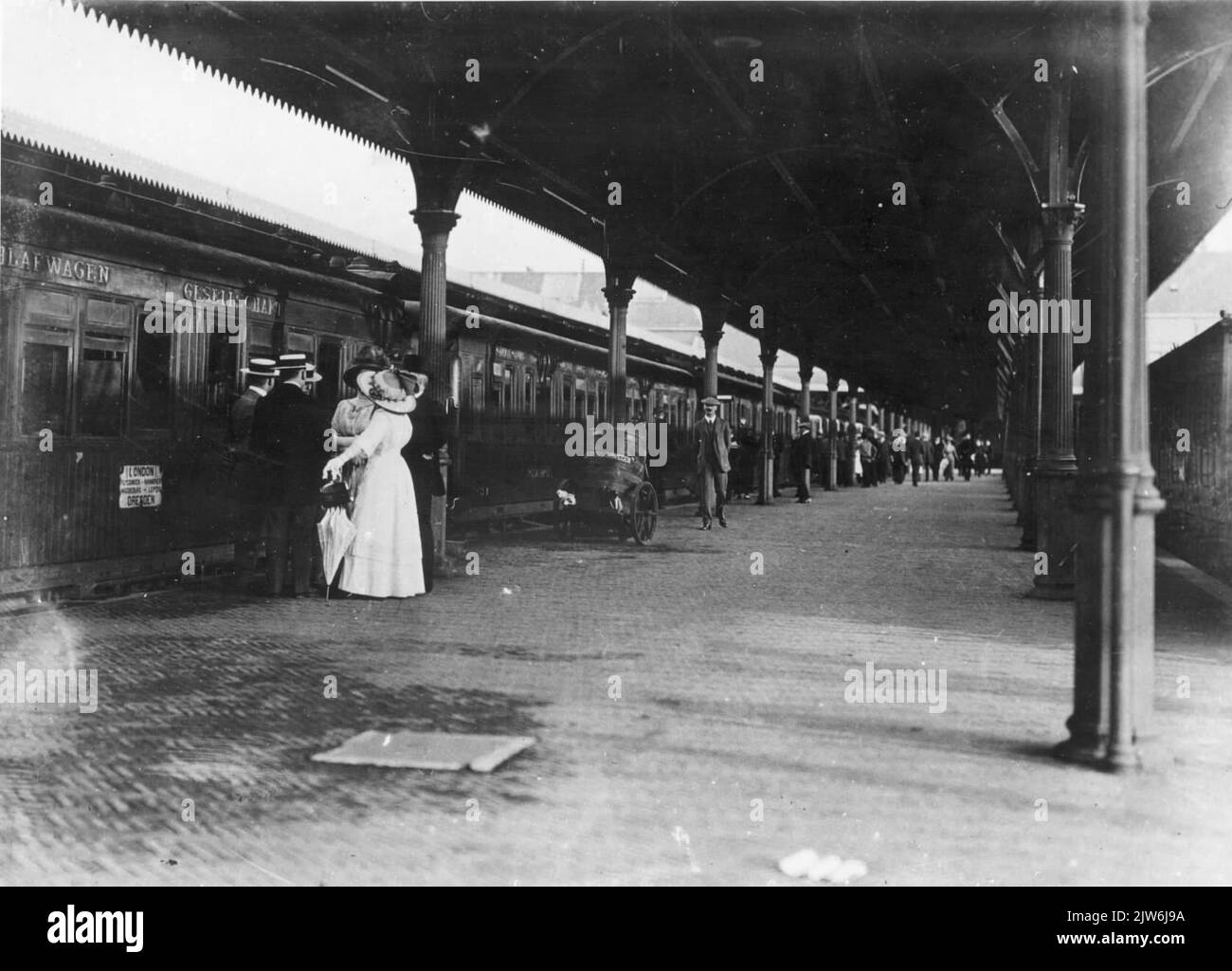 Immagine di un treno a vapore con carrozze internazionali dell'I.S.G. (International Schlafwagen Gesellschaft) come treno D di Londra (Via Vlissingen, Hannover, Magdeburgo, Lipsia) fino a Dresda alla stazione Staatsspoorewegen di Vlissingen. Foto Stock