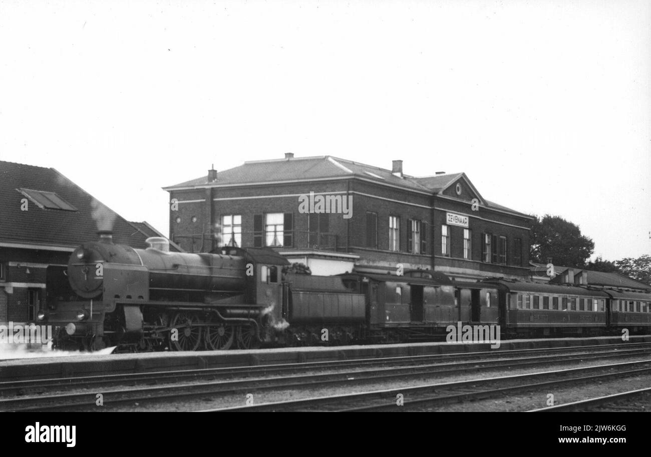 Immagine di una locomotiva a vapore della serie 3900 del N.S. Con i trasporti internazionali come D-train 'Rheingold' sulla stazione N.S. Zevenaar a Zevenaar. Foto Stock