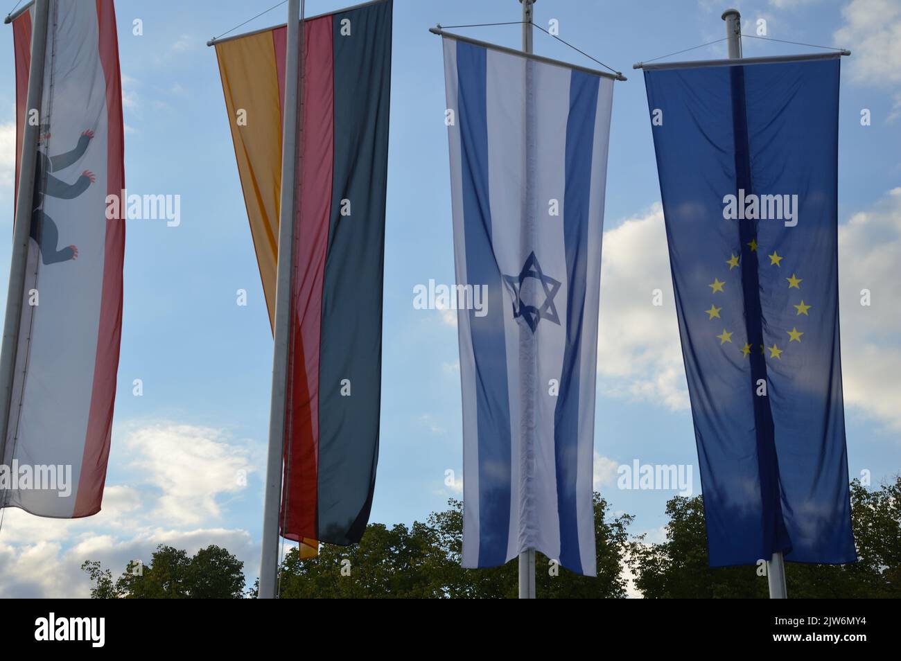 Berlino, Germania - 3 settembre 2022 - bandiere israeliane che volano nel centro di Berlino a causa della visita ufficiale del presidente di Israele Isaac Herzog in Germania. (Foto di Markku Rainer Peltonen) Foto Stock