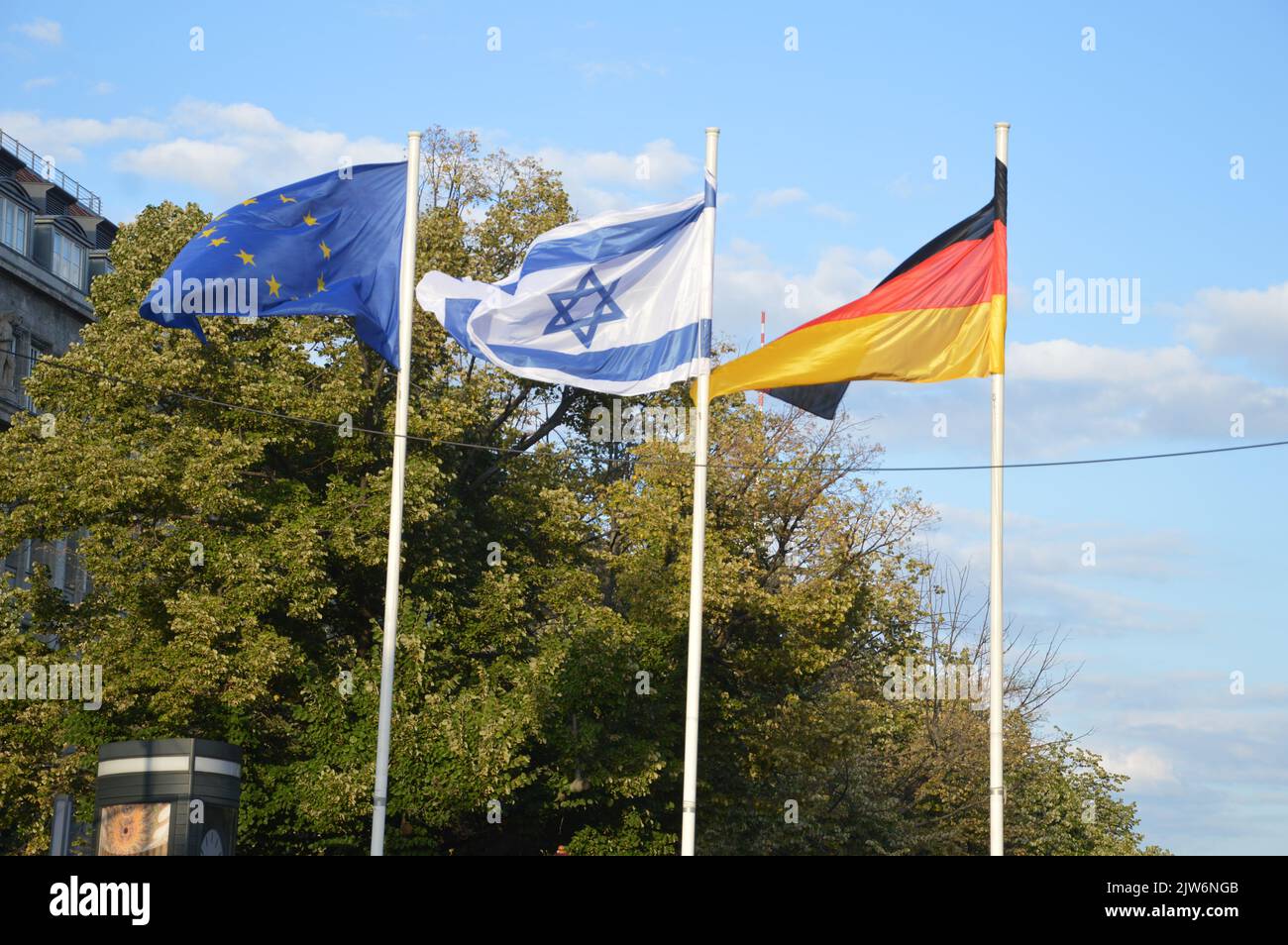 Berlino, Germania - 3 settembre 2022 - bandiere israeliane che volano nel centro di Berlino a causa della visita ufficiale del presidente di Israele Isaac Herzog in Germania. (Foto di Markku Rainer Peltonen) Foto Stock