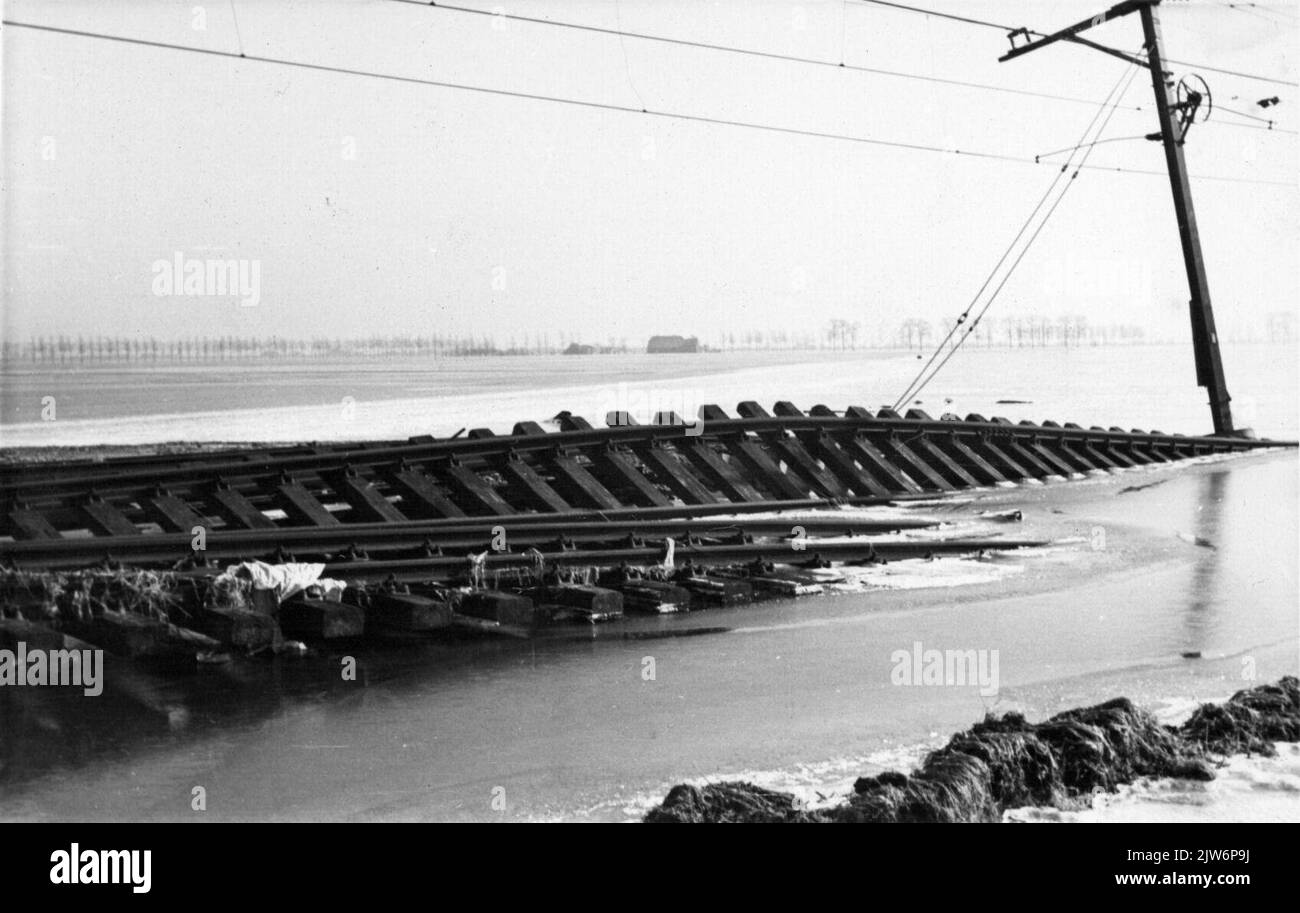 Immagine della linea ferroviaria lavata a Lage Zwaluwe, dopo il disastro dell'alluvione. Foto Stock