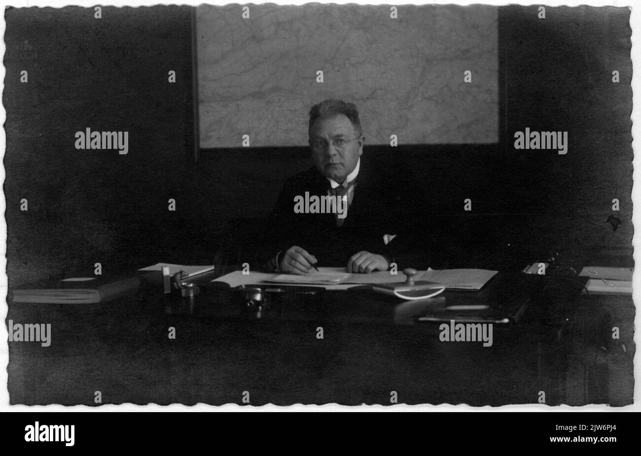 Immagine di ir. J.P. Koster (a sinistra) e ir. J.J. Jonker del Dipartimento dei materiali e dei luoghi di lavoro della N.S. All'altezza del treno elettrico Stel n° 401 (Mat. 1964, piano V) presso la stazione N.S. Utrecht et al. Di Utrecht. Foto Stock