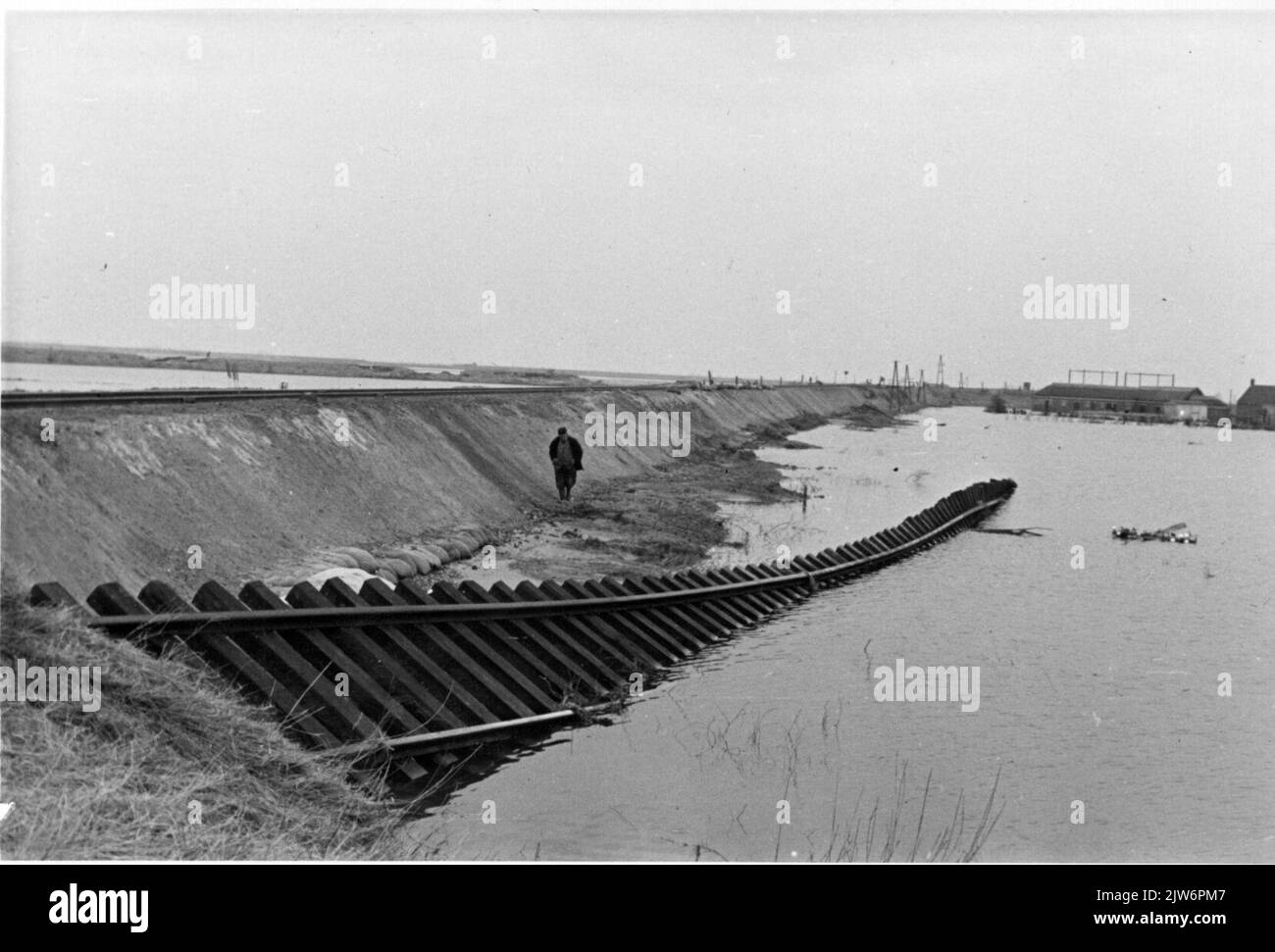 Vista dello Spoordijk (Sloedam) riparato ad est di Arnemuiden, dopo il disastro dell'alluvione, con un residuo della vecchia linea ferroviaria lavata in primo piano. Foto Stock
