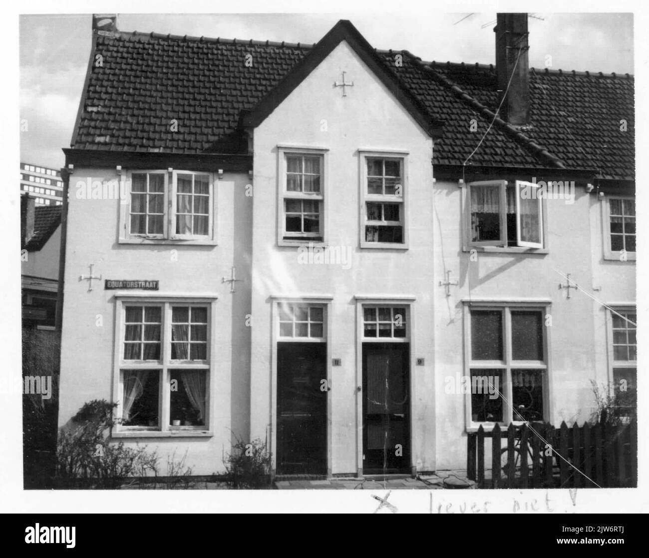 Vista delle facciate delle case Equatorstraat 9-11 a Utrecht con la casa n. 9 sulla destra. Foto Stock