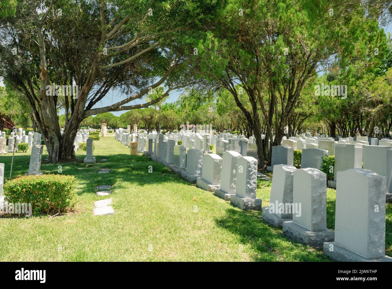 Dirigiti verso le pietre al cimitero di Miami, Florida. Foto Stock