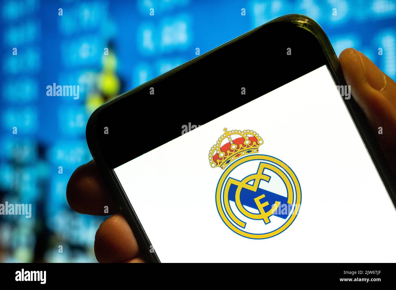 Cina. 25th luglio, 2022. In questa foto, la squadra di calcio professionistica spagnola Real Madrid Club de Fútbol, comunemente nota come logo Real Madrid, viene visualizzata sullo schermo di uno smartphone. (Foto di Budrul Chukrut/SOPA Images/Sipa USA) Credit: Sipa USA/Alamy Live News Foto Stock