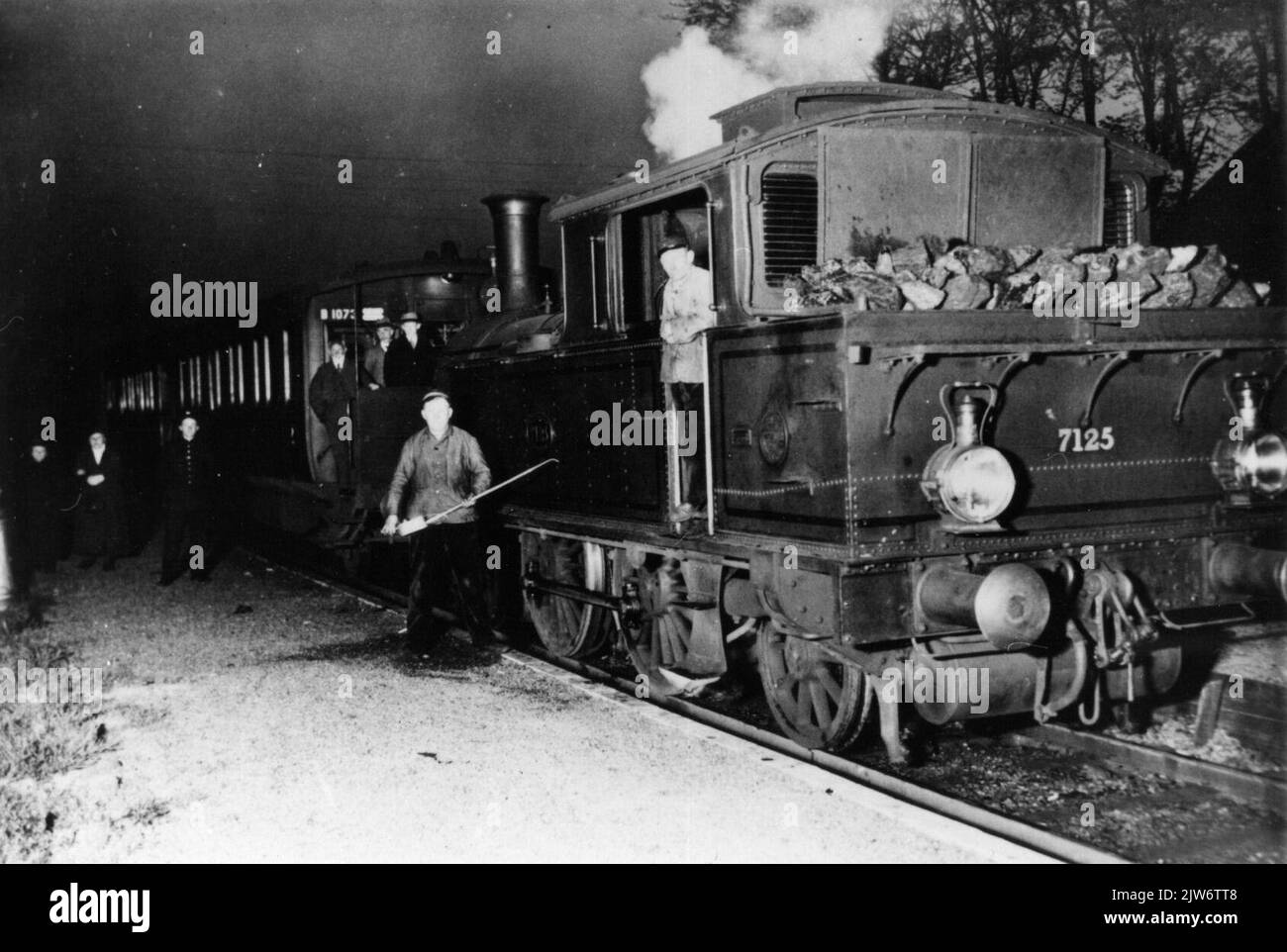 Immagine dell'ultimo treno passeggeri sulla rotta Tzummarum - Stiens, con la locomotiva a vapore n° 7125 (serie 7100, nrs. 7111-7125) del N.S. Con carrozze lungo la piattaforma della stazione N.S. di Tzummarum a Tzummarum. Foto Stock