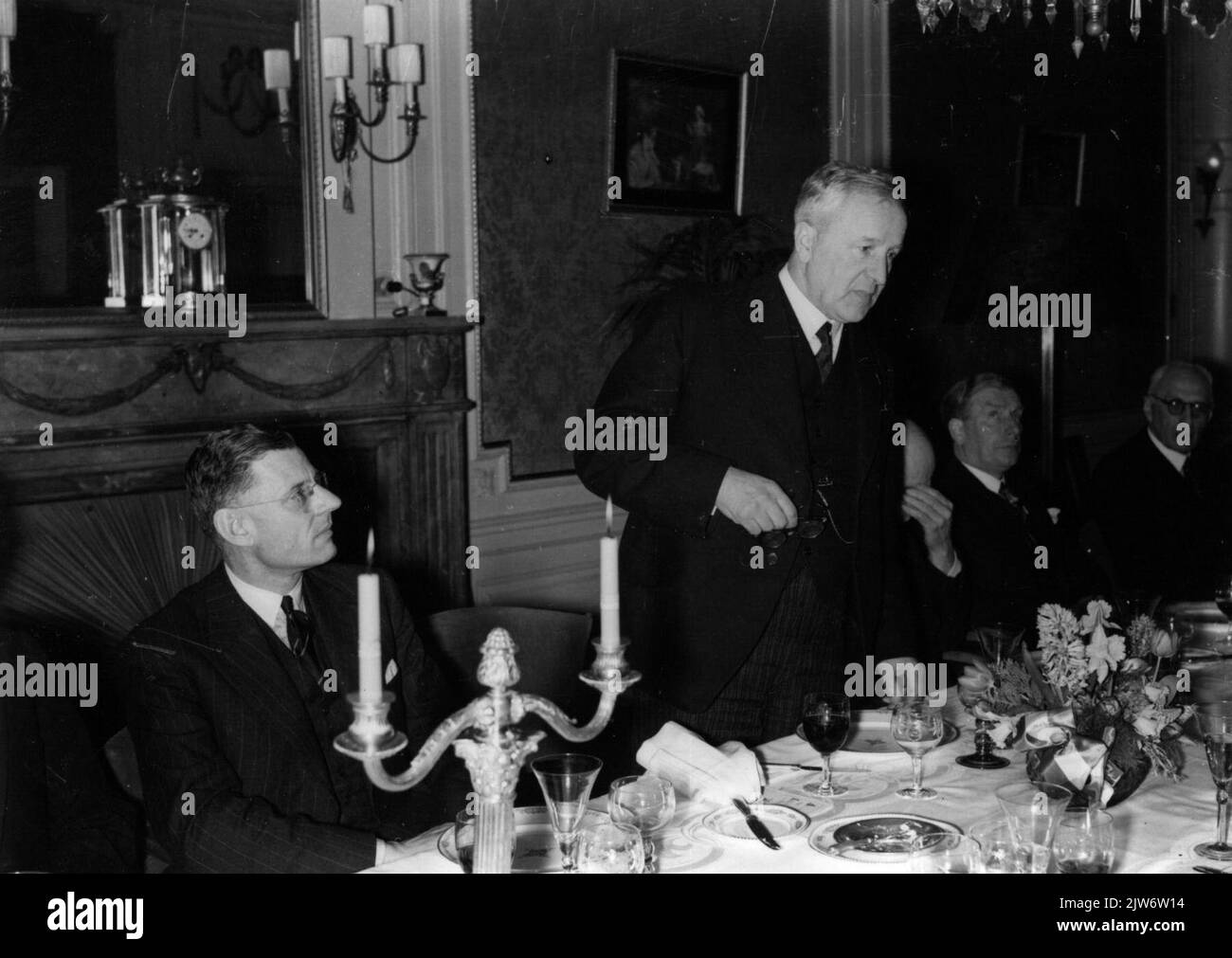 Ritratto di ir. W. Hupkes (Presidente-Direttore del N.S. dal 1938 al 1947) durante un discorso in occasione del suo congedo a Huize Molenaar (Korte Nieuwstraat 6) a Utrecht. Foto Stock