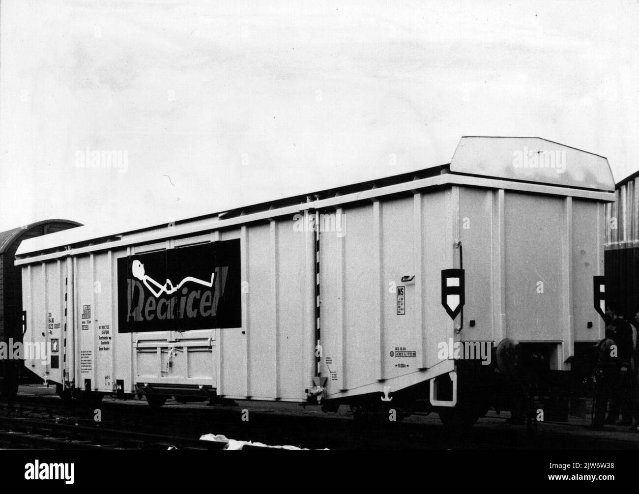 Vista dell'Oudegracht di Utrecht con il ponte a sinistra e a destra il magazzino di produzione A. Sinkel (Oudegracht Weerdzijde 7) .n.b. L'indirizzo Oudegracht Weerdzijde 7 è stato cambiato nel 1917 in Oudegracht 158. Foto Stock