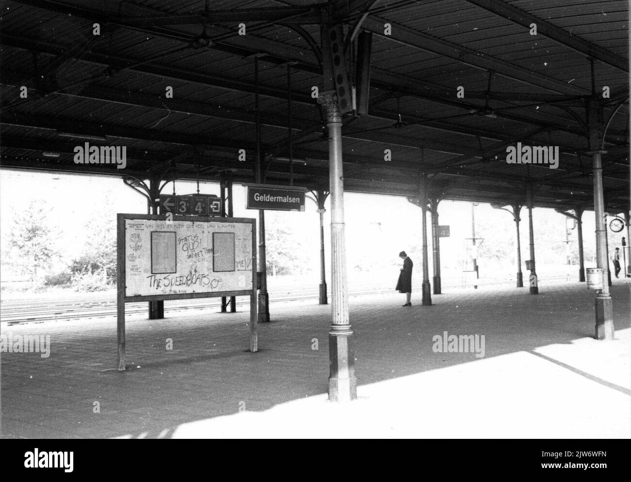 Vista della piattaforma con cofano piattaforma della stazione N.S. Geldermalsen a Geldermalsen. Foto Stock