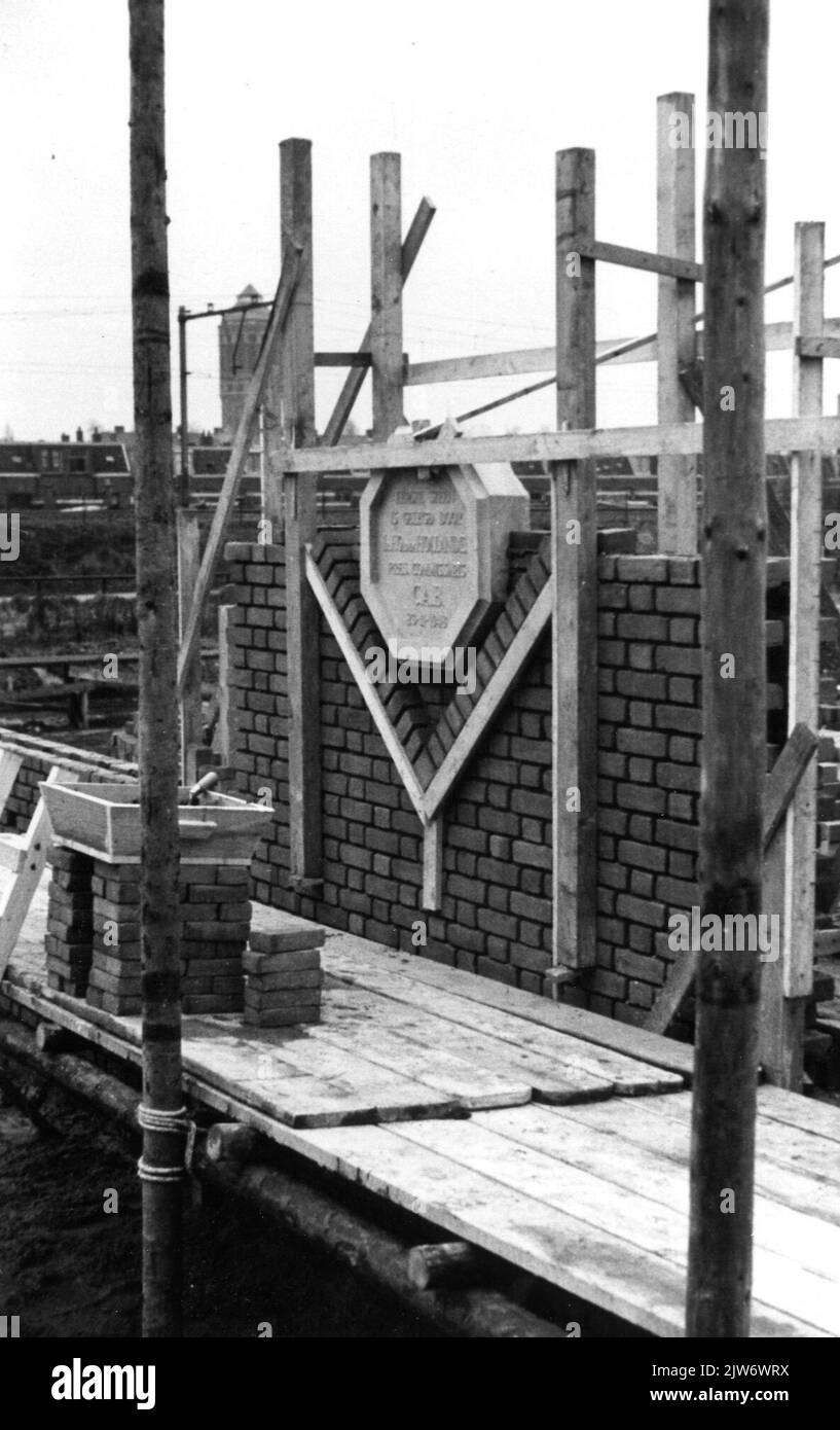 Immagine della 'prima pietra' (lapide commemorativa), presentata dal presidente-direttore F.Q. Den Hollander della N.S., per la futura costruzione della Central Auto Repair Company (C.A.B.) sulla Cartesiusweg di Utrecht. Foto Stock