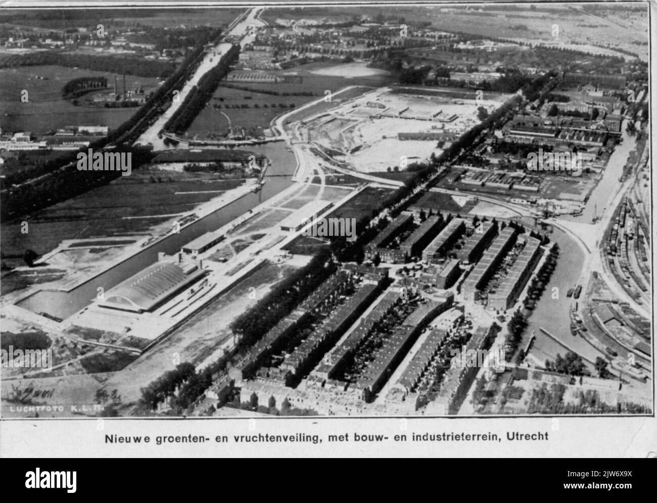 Foto aerea degli edifici del mercato sulla Croeselaan (centro) a Utrecht. A sinistra in primo piano gli edifici per le aste di frutta e verdura con il porto delle aste e il mercato del bestiame al centro sullo sfondo. All'estrema destra, una parte del N.S. -Collocazione lungo il Kruisvaart. Foto Stock