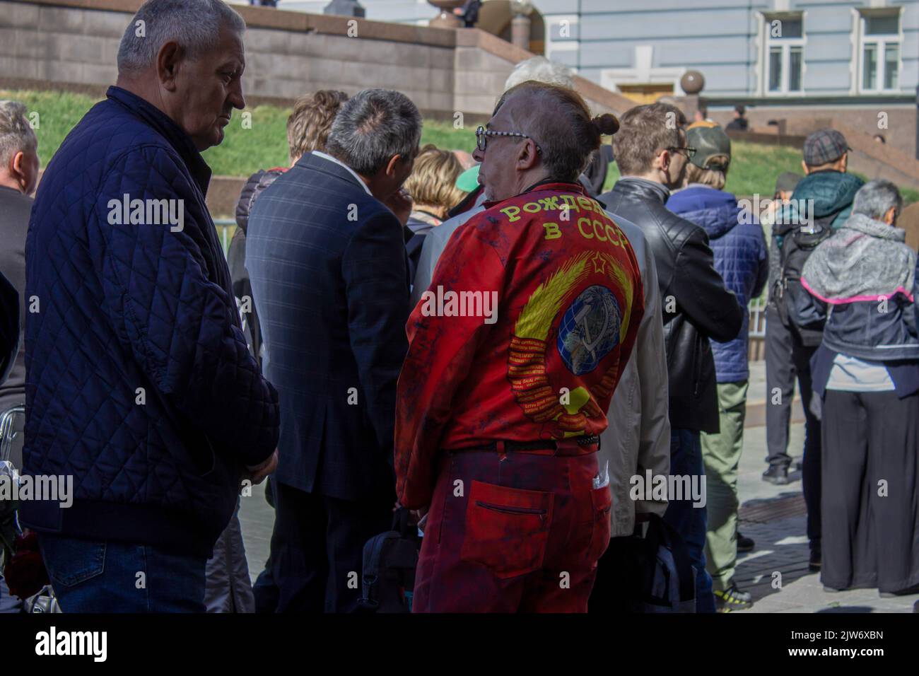 Un'iscrizione sulla giacca del lutto dice: Nato in URSS, come una folla di lutto si riuniscono per un servizio commemorativo tenuto per Mikhail Gorbaciov defunto nella Casa delle unioni, un edificio storico nel distretto di Tverskoy nel centro di Mosca. Mikhail Gorbachev, che fu l'ultimo leader dell'URSS dal 1985 alla dissoluzione del paese nel 1991, morì il 30 agosto 2022. È famoso in tutto il mondo per i suoi tentativi di limitare le armi nucleari e migliorare le relazioni con gli Stati Uniti, mettendo virtualmente fine alla guerra fredda. In URSS, ha avviato riforme che hanno dato al popolo sovietico un livello senza precedenti Foto Stock