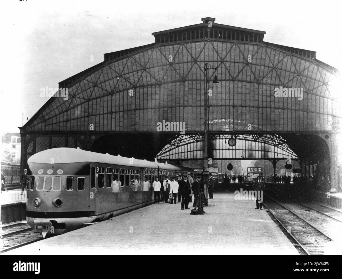 Vista della piattaforma e del cofano della piattaforma della stazione N.S. Amsterdam Weesperpoort ad Amsterdam, con un treno Diesel-elettrico posto lungo la piattaforma 3 (n. 11-50) del N.S. Foto Stock