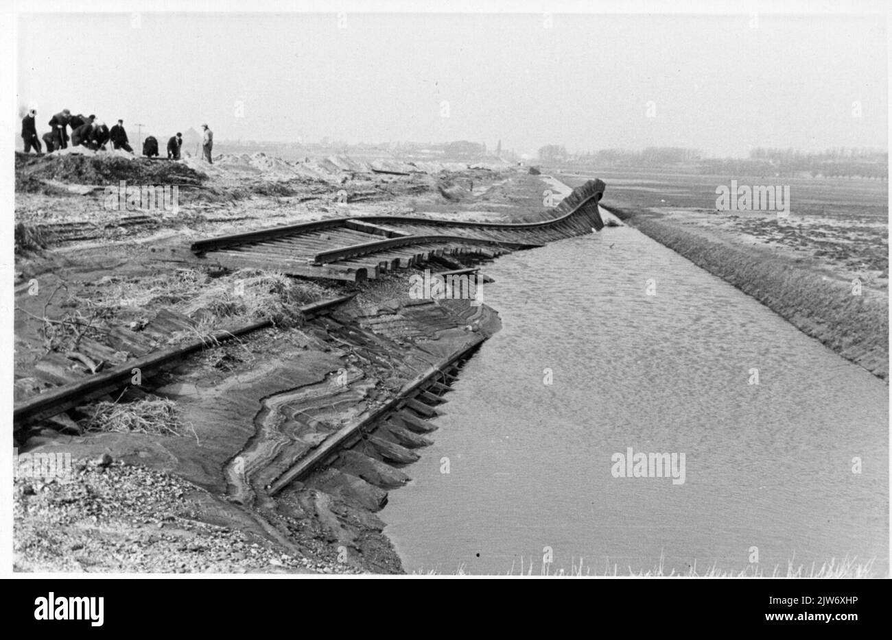 Immagine di una linea ferroviaria lavata dopo il disastro dell'alluvione. Foto Stock