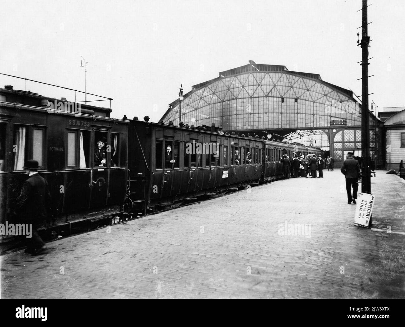 Immagine di carrozze di classe 2nd in un treno a vapore della S.S. (Ferrovie di Stato) con destinazione Vlissingen (via Utrecht) lungo la piattaforma della stazione Weesperpoort di Amsterdam. Foto Stock