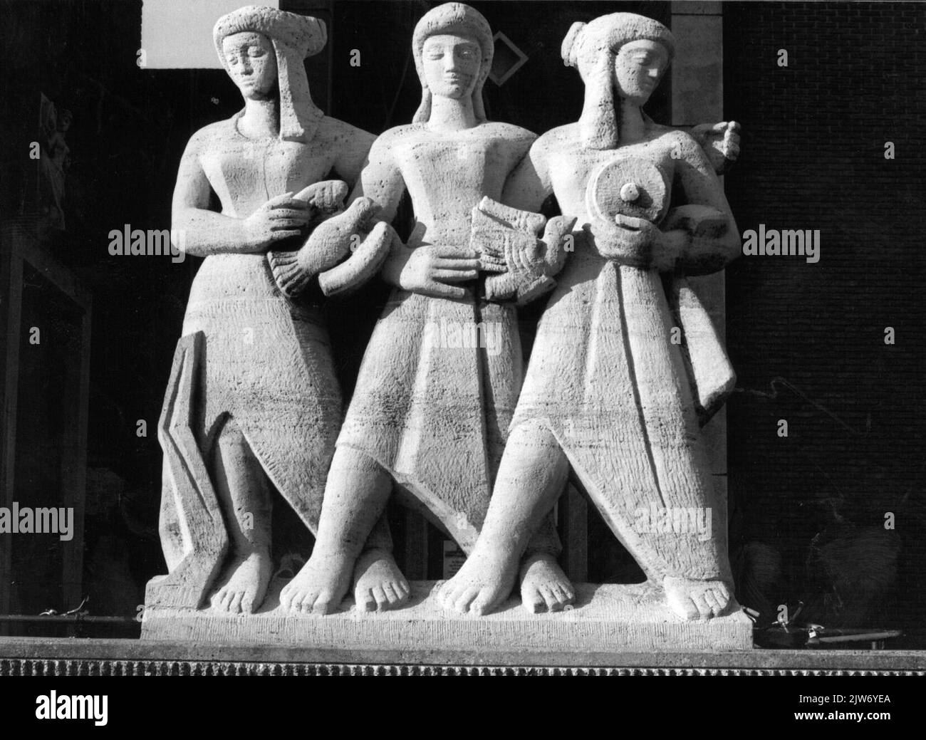 Immagine del gruppo di sculture in pietra sopra l'ingresso e l'uscita della stazione N.S. di Nijmegen a Nijmegen, che rappresenta velocità, sicurezza e servizio. Foto Stock