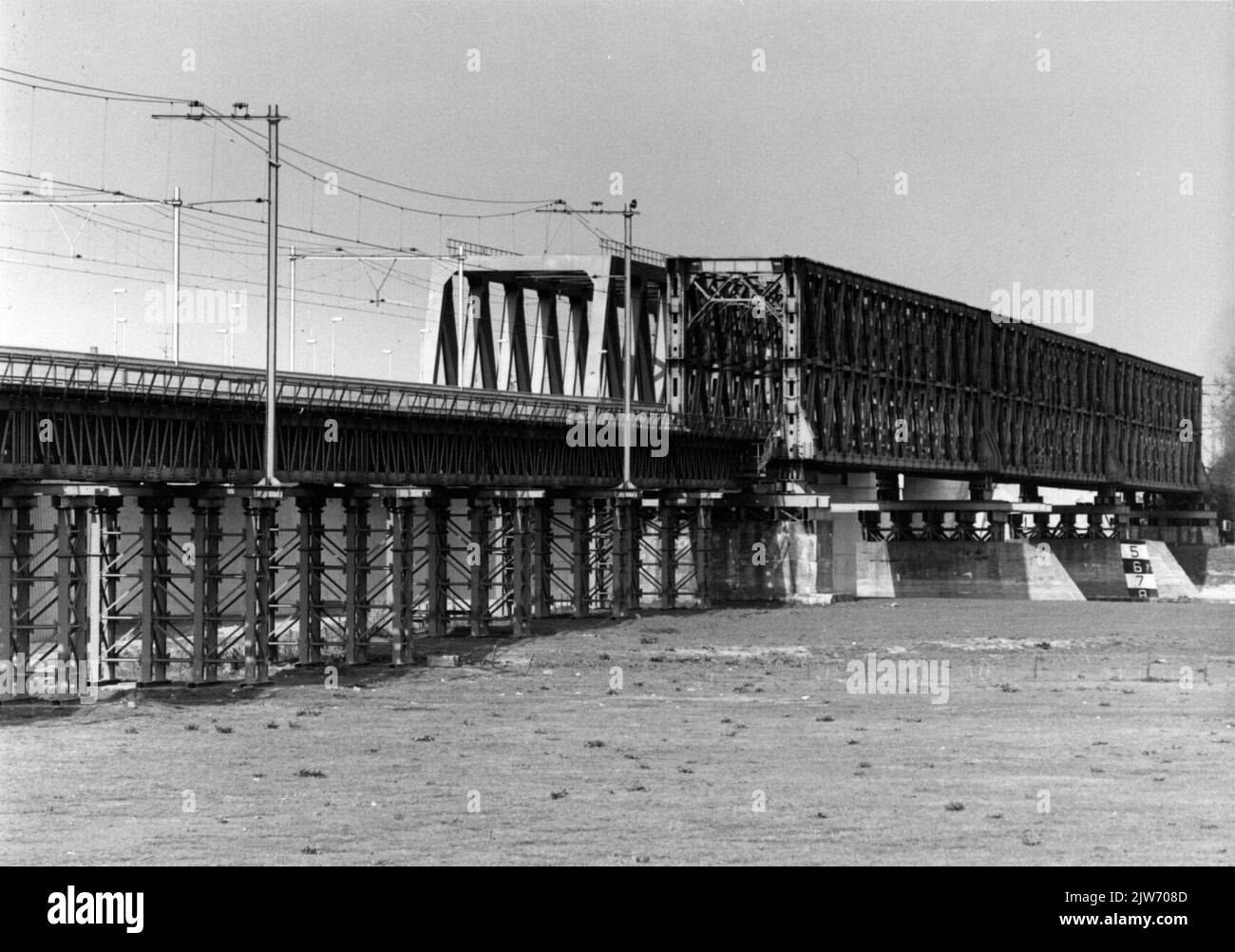 Vista del vecchio e nuovo ponte ferroviario sul IJssel nel Deventer. Foto Stock