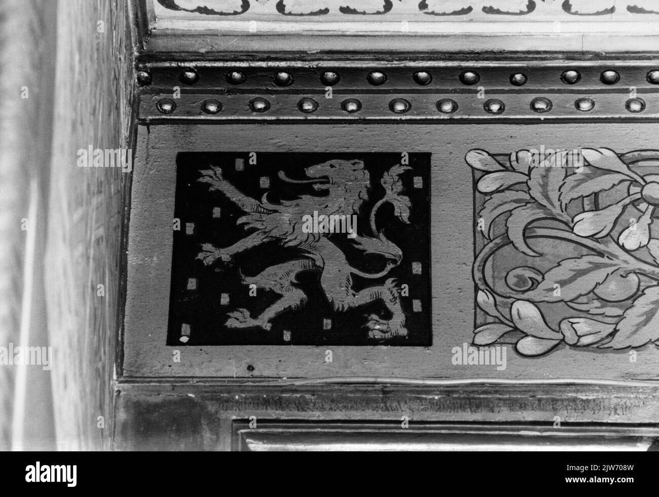 Immagine dell'arma di Nassau su una trave d'acciaio nella sala d'attesa del Padiglione reale nella stazione N.S. Amsterdam et al. Ad Amsterdam. Foto Stock