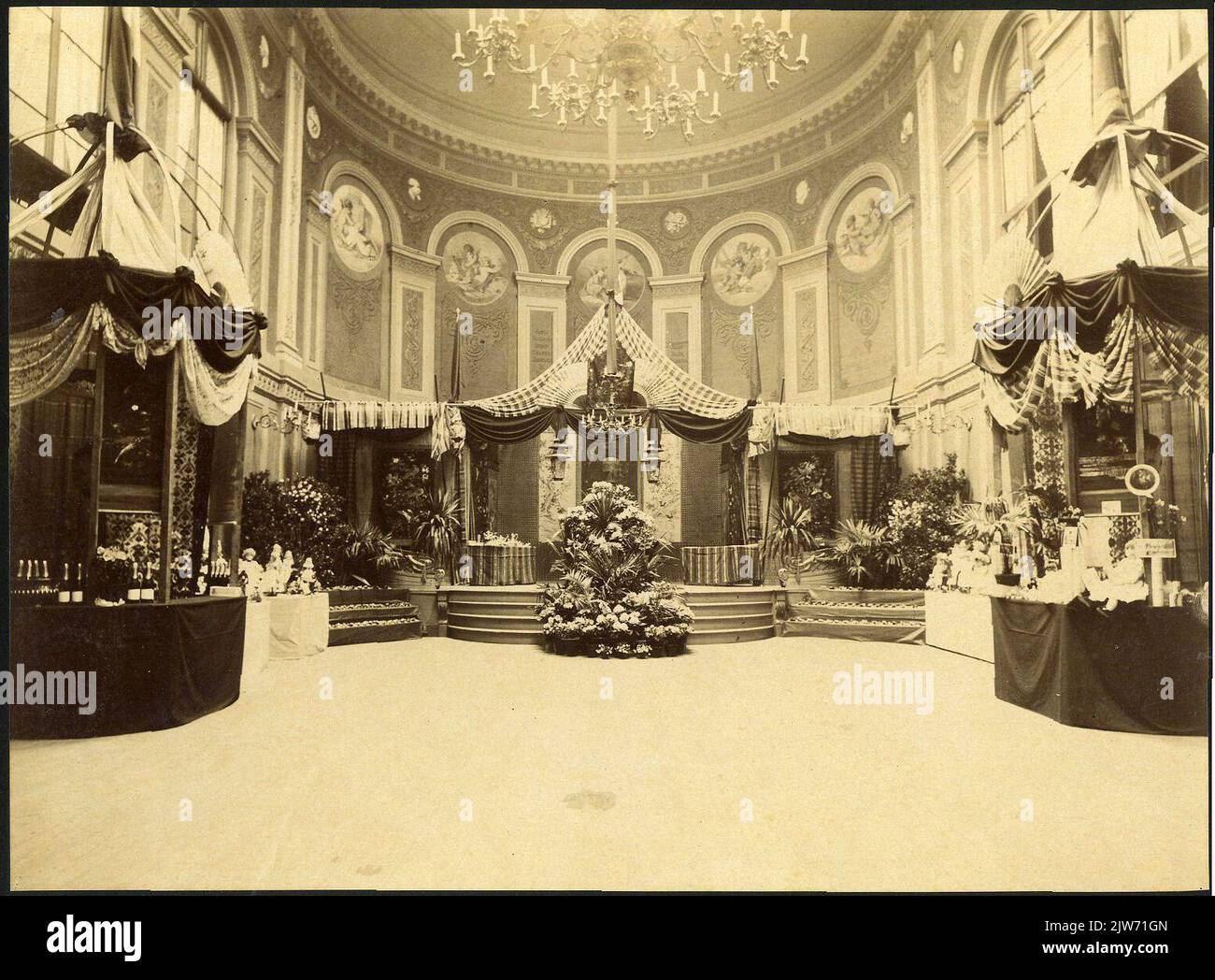 Immagine della mostra di marionette nella grande sala del Palazzo delle Arti e delle Scienze (quartiere Mariaplaats e 441-444) di Utrecht.n.b. L'indirizzo Mariaplaats E441-444 è stato cambiato nel 1890 in Mariaplaats 24 e circa 1931 in Mariaplaats 27. Foto Stock