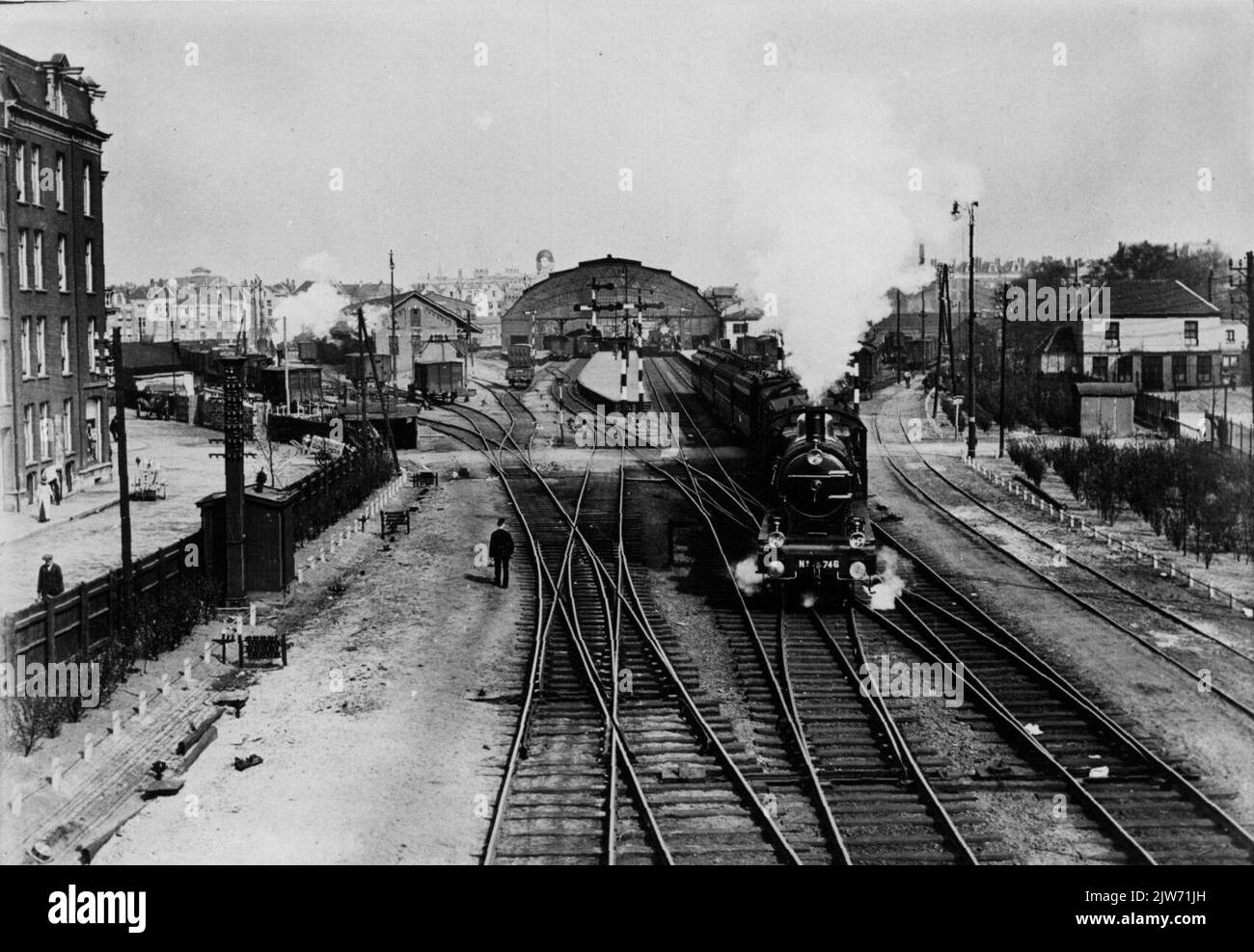 Vista del cantiere della stazione Weesperpoort di Amsterdam dello Staatsspoorwegen ad Amsterdam con la locomotiva a vapore n° 746 (serie 685-778, 785-799, successivamente rinumerata in NS 3701-3820 del N.S.) del Van de Staatsspoorwegen con alcune carrozze. Foto Stock
