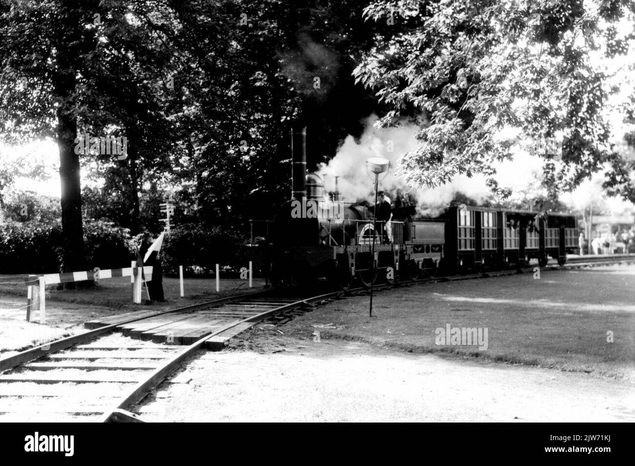 Immagine della replica della locomotiva a vapore l'aquila del N.S. Con carrozze durante una mostra a Enschede. Foto Stock