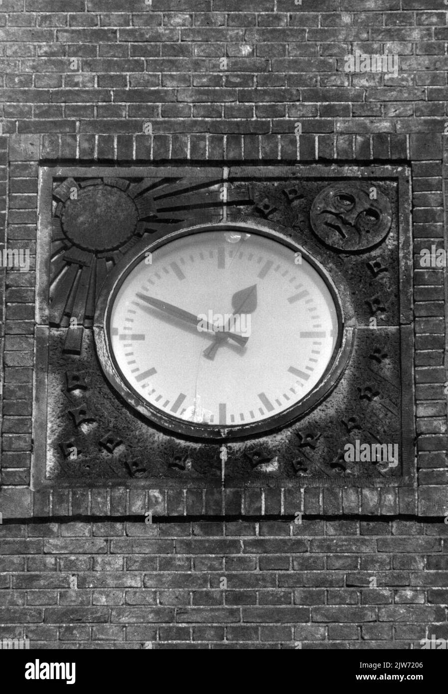 Immagine di un orologio in rilievo raffigurante il sole, la luna e le stelle su una delle torri della stazione N.S. di Heerlen a Heerlen. Foto Stock