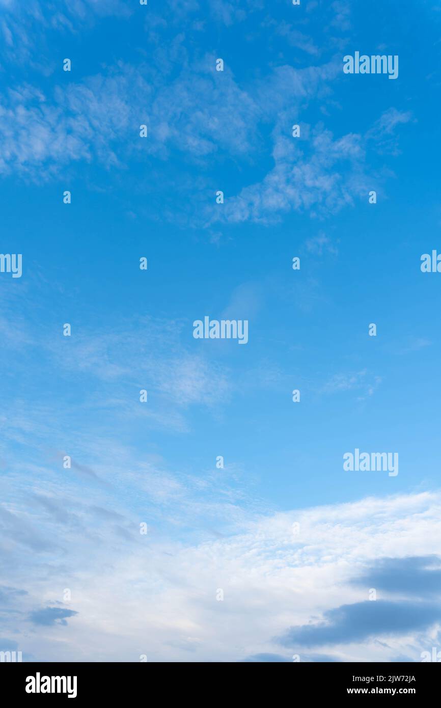 Bellissimo cielo blu con nuvole bianche soffici il giorno d'estate nel Dorset Foto Stock