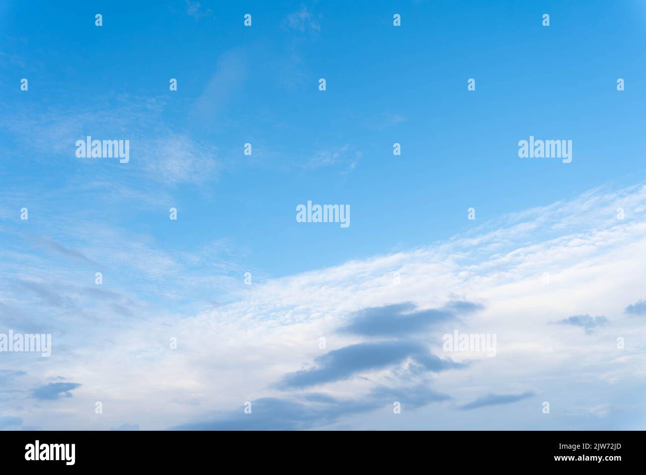 Splendido cielo blu con nuvole bianche soffici in una limpida giornata estiva Foto Stock